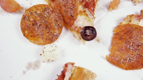 Klaar pizza in een kartonnen doos draait in een cirkel — Stockvideo