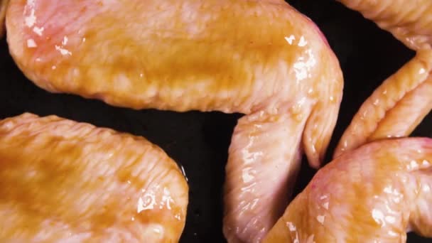 Alitas de pollo marinadas en la superficie giran vista superior — Vídeo de stock