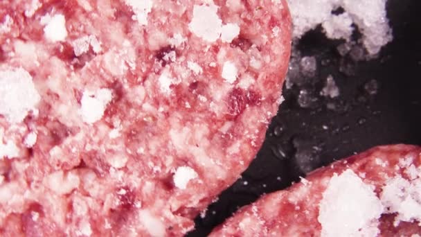 Свежие замороженные котлеты вращают задний вид сверху — стоковое видео