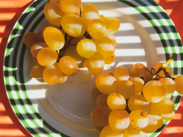 Grapes on a plate top view — Stock Photo, Image