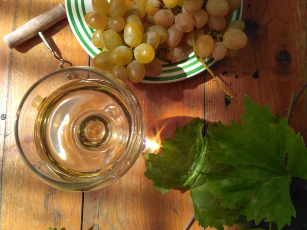 Witte wijn en druiven bovenaanzicht — Stockfoto