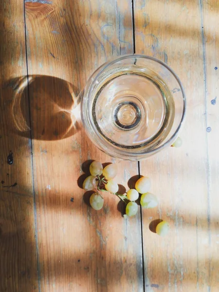 White wine and grapes top view — Stock Photo, Image