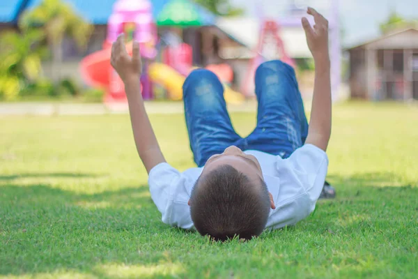 Aziatische Jongen Voelt Ontspannen Zit Het Groene Gras Zomer Park — Stockfoto