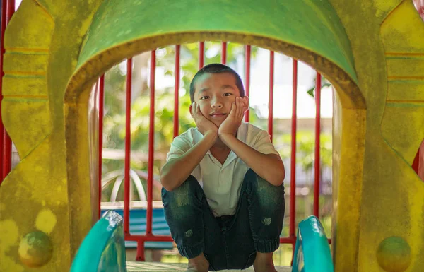 Lindo Niño Asiático Divertirse Patio Recreo Chico Guapo Sonriendo Felizmente — Foto de Stock