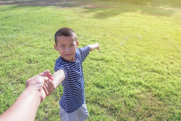 Aziatische Jongen Greep Hand Met Zijn Vader Vader Zoon Lopen — Stockfoto