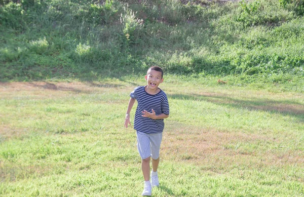 Preteen Leuke Aziatische Jongen Lopen Een Openbaar Park Met Een — Stockfoto