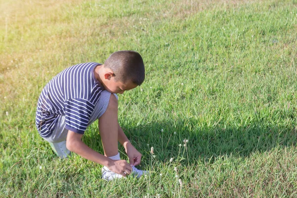 Een Aziatische Jongen Witte Schoen Touw Vetersluiting Groen Gras — Stockfoto