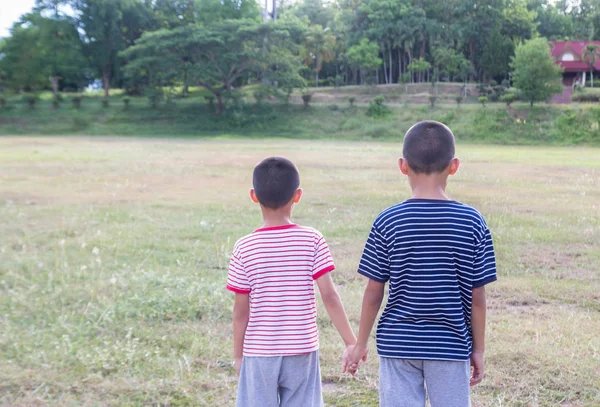 Twee Preteen Leuke Aziatische Jongen Stand Een Openbaar Park Met — Stockfoto