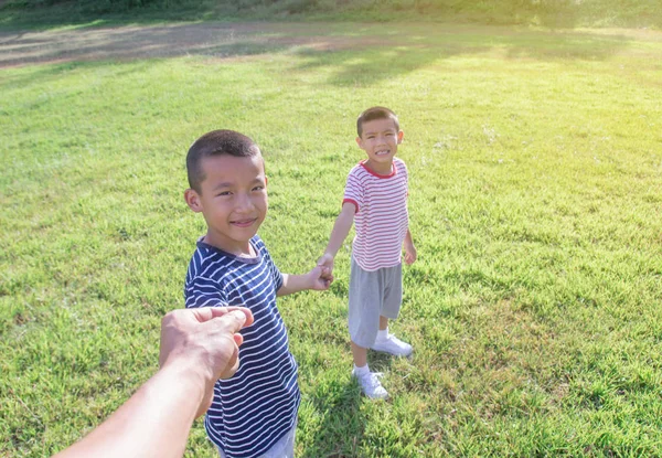 Aziatische Jongen Greep Hand Met Zijn Vader Vader Zoon Lopen — Stockfoto