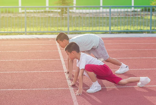 Rapaz Asiático Bonito Preparar Para Começar Correr Com Outro Menino — Fotografia de Stock