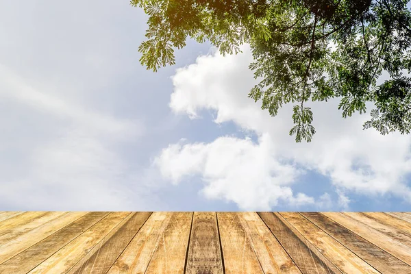 Mesa Vacía Tienda Borrosa Con Cielo Las Nubes Fondo Plantilla —  Fotos de Stock