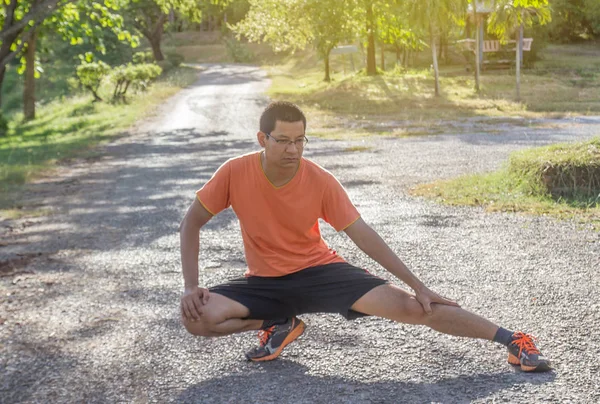 Attrayant Jeune Homme Forme Étirant Avant Exercice Dans Parc Lever — Photo