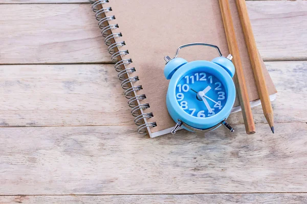 Bovenaanzicht Met Lege Lege Kladblok Wekker Potlood Houten Tafel Bureau — Stockfoto