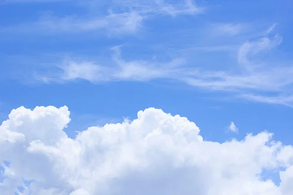 Blauwe Lucht Achtergrond Met Witte Wolken — Stockfoto