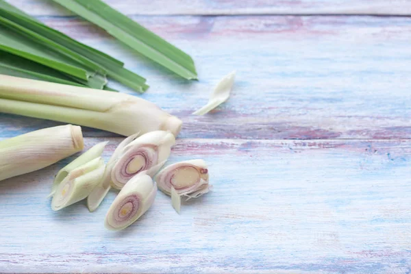 Bliska Świeże Lemongrass Organicznych Żadnych Środków Chemicznych Tle Stół Drewna — Zdjęcie stockowe