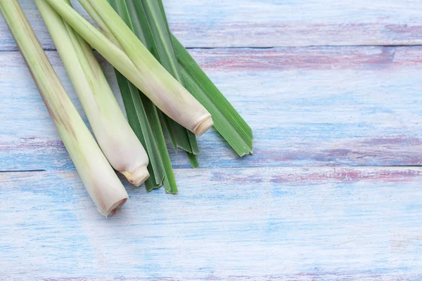 Bliska Świeże Lemongrass Organicznych Żadnych Środków Chemicznych Tle Stół Drewna — Zdjęcie stockowe