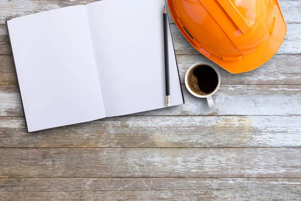 Diário em branco, bloco de notas ou notebook sobre fundo mesa de madeira marrom . — Fotografia de Stock