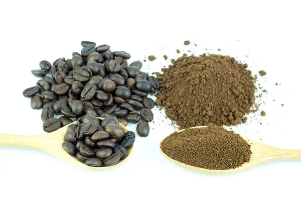 Közelről kávébab és a kávé por fakanállal — Stock Fotó