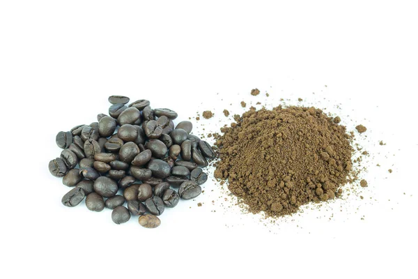 Primi piani raccolti chicchi di caffè con polvere di caffè su bianco — Foto Stock