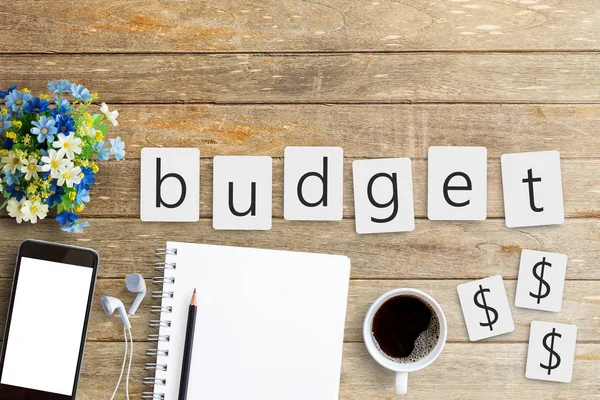 Budget tekst op plaknotities op kantoor bureau — Stockfoto