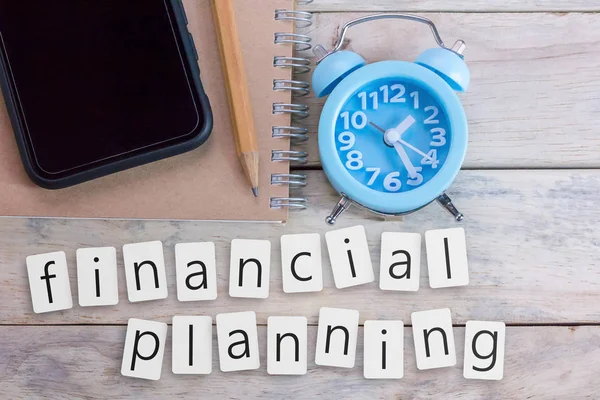 Vista superior com texto de planejamento financeiro em notas pegajosas no escritório — Fotografia de Stock