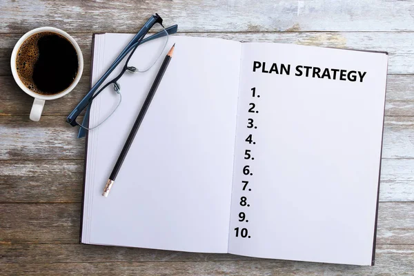 Zaplanuj słowo strategiczne na notebooku z ołówkiem — Zdjęcie stockowe