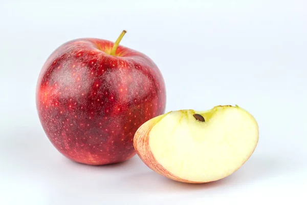 Крупним планом нарізане червоне яблуко ізольоване на білому тлі . — стокове фото