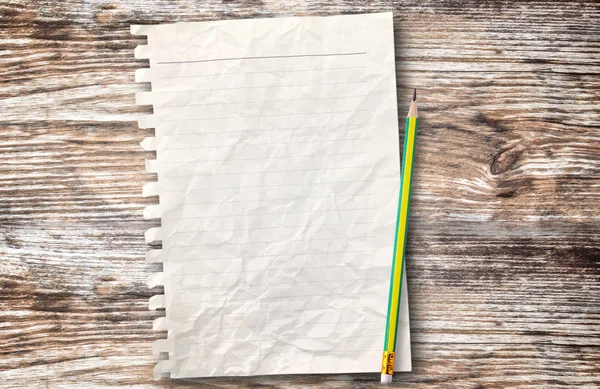 Blanko-Notizpapier, Bleistift und Tasse Kaffee auf Holztischhintergrund — Stockfoto