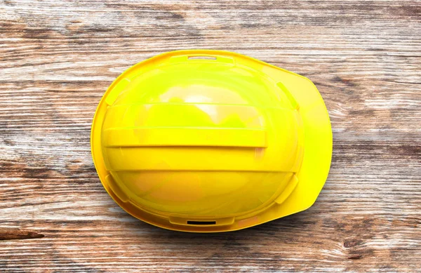 Vista superior del sombrero casco de seguridad amarillo en el proyecto en construcción — Foto de Stock