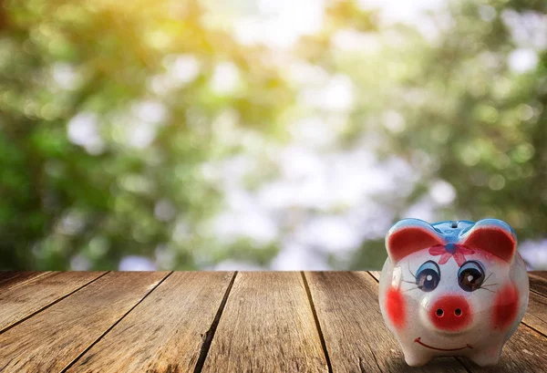 Roze piggy bank op houten tafel — Stockfoto