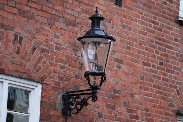 красивая старая лампа на стене дома
