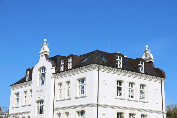 Detalhe Uma Bela Mansão Branca Com Pequeno Parque Sol — Fotografia de Stock