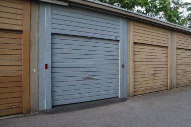 Eski bir garajın kapısının önünde.