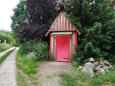 Kırsalda bir ormanda ahşap bir ev.