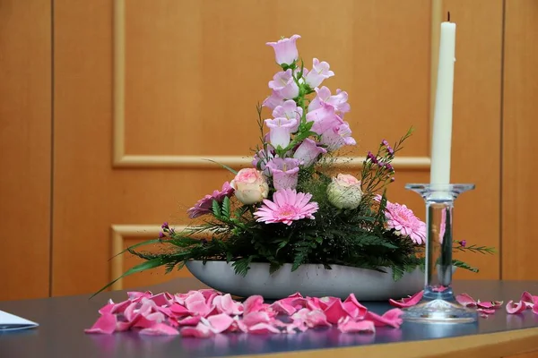 Strauß Bunter Trauringe Blumen Kerzen Und Anderer Gegenstände lizenzfreie Stockfotos