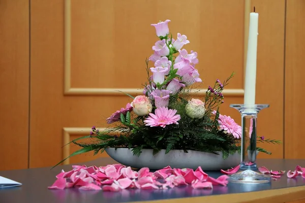 Buquê Anéis Casamento Coloridos Flores Velas Outros Objetos Imagem De Stock