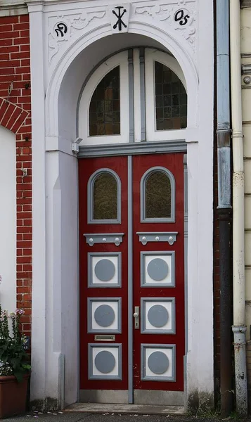 古いアパートの建物の美しい古いカラフルな木製玄関ドア — ストック写真