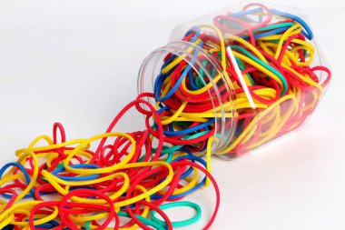 bir yığın renkli elasic grupların stüdyoda bir kalay ile yakın çekim