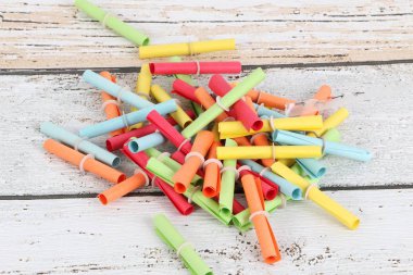 renkli tombala bileti aer ahşap masanın üzerinde yatan bir yığın