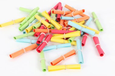 renkli tombala bileti yığını bir beyaz stüdyoda yalan söylüyorsun