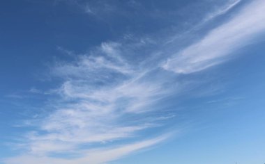 güzel uzun bulut mavi gökyüzüne