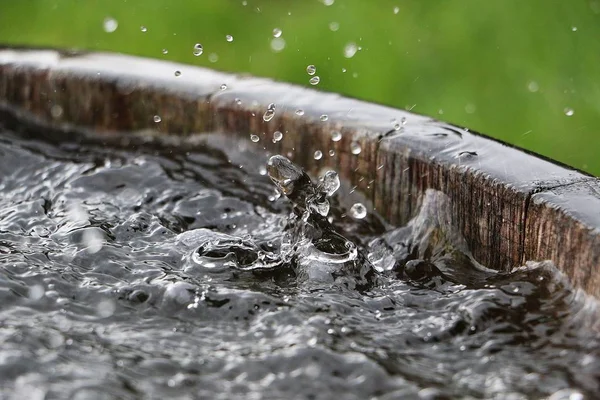 Lluvia Cae Barril Madera Lleno Agua Jardín —  Fotos de Stock