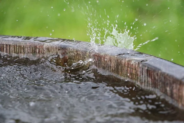 Regen Fällt Einem Holzfass Voller Wasser Garten — Stockfoto