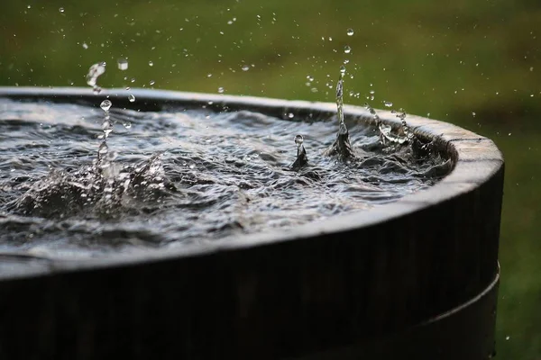 Lluvia Cae Barril Madera Lleno Agua Jardín —  Fotos de Stock