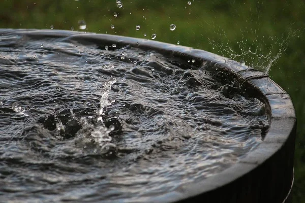 Lluvia Cae Barril Madera Lleno Agua Jardín —  Fotos de Stock