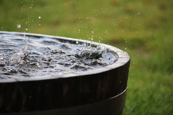 Regen Fällt Einem Holzfass Voller Wasser Garten — Stockfoto