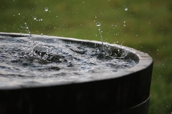 Lluvia Cae Barril Madera Lleno Agua Jardín —  Fotos de Stock