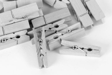 clothesspins siyah ve beyaz yakın