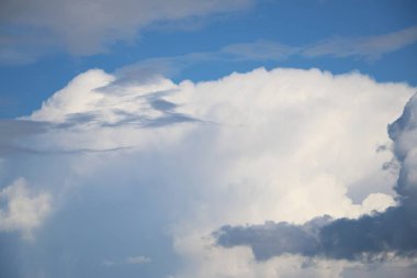 güzel uzun bulut mavi gökyüzüne