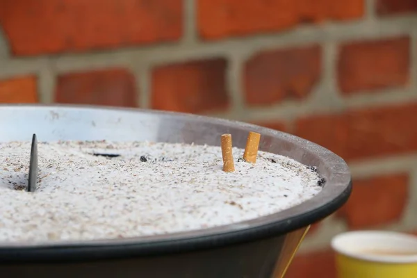 Aschenbecher Mit Zigaretten Sand — Stockfoto
